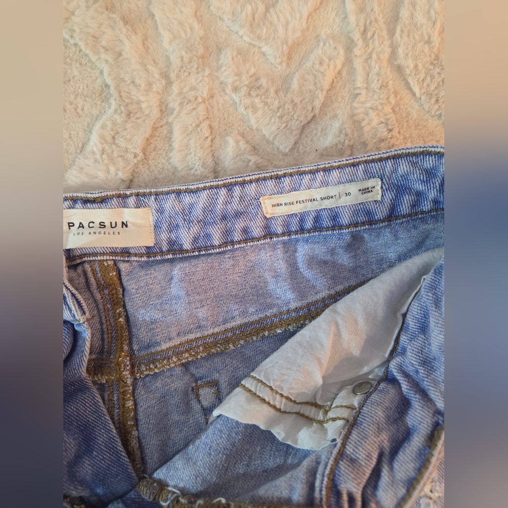 Chic PacSun Women's Light Wash Distressed Denim Shorts - Light Blue Size 30 - Picture 2 of 5